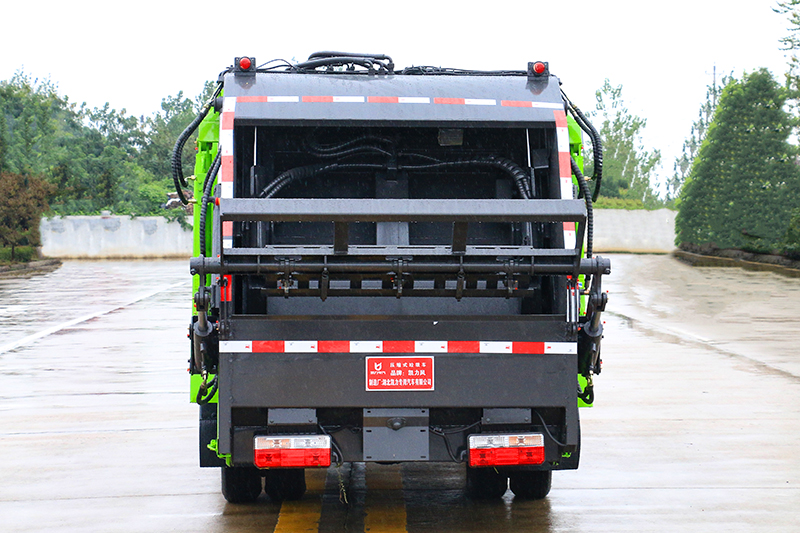 东风途逸压缩式垃圾车（5方）