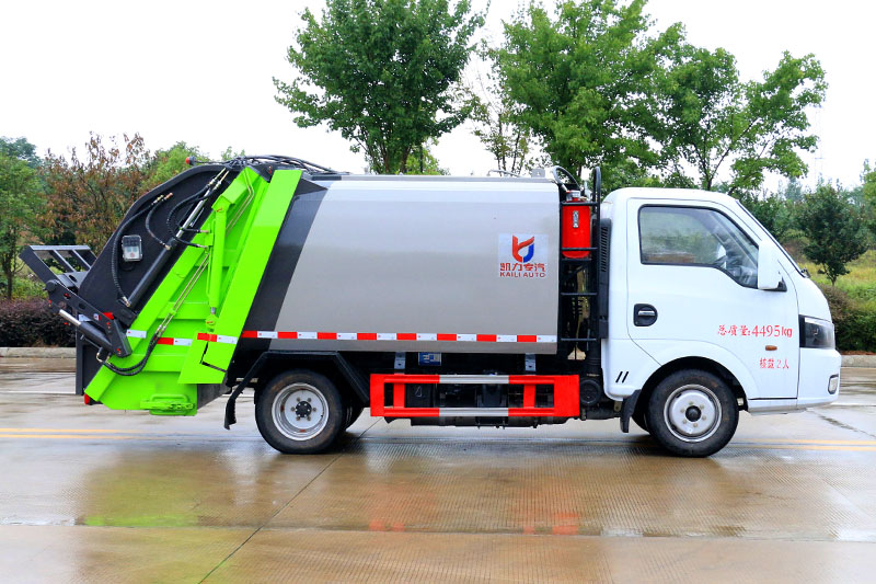 东风途逸压缩式垃圾车（5方）