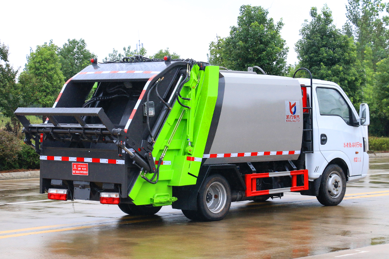 东风途逸压缩式垃圾车（5方）