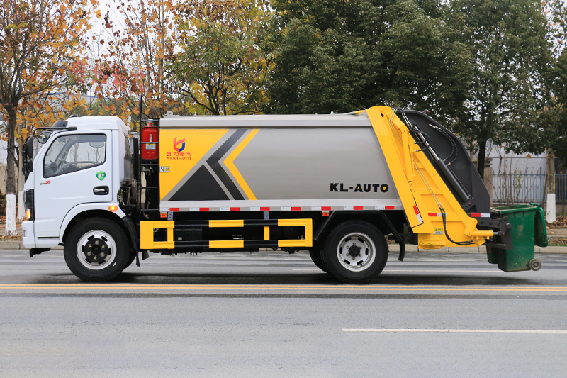 东风大福瑞卡压缩式垃圾车（9方）