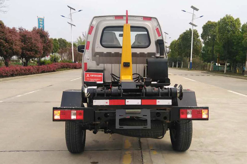 蓝牌长安钩臂垃圾车（单轮）（3方）