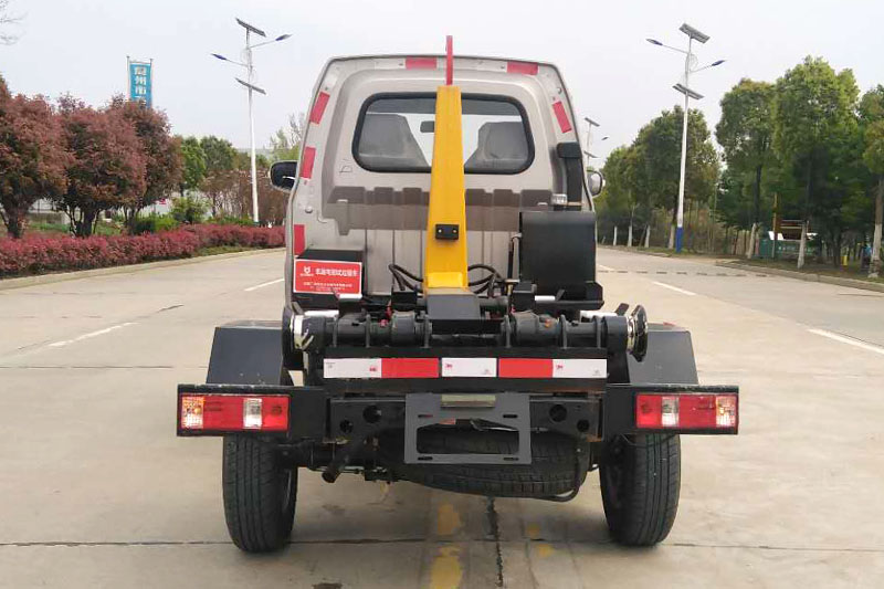 蓝牌长安钩臂垃圾车（单轮）（3方）