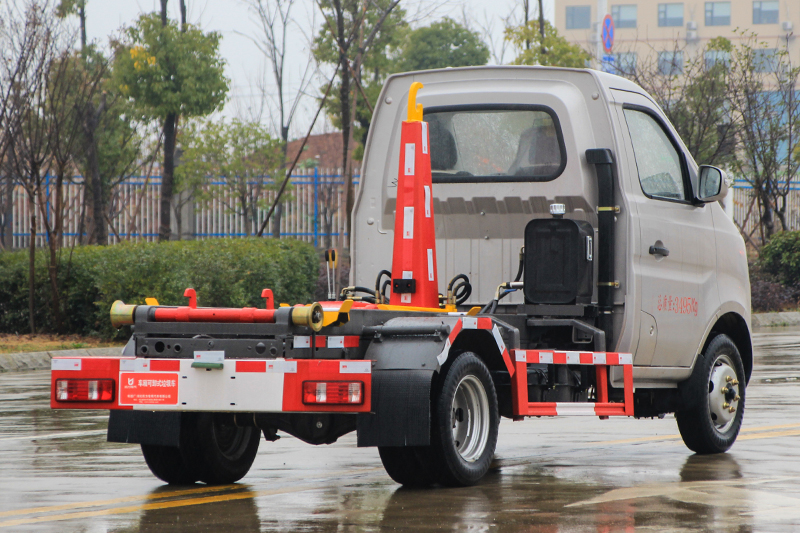 （蓝牌）长安钩臂垃圾车（双轮）（3方）