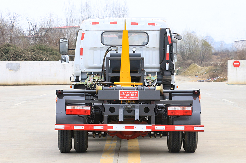 东风大多利卡钩臂垃圾车（7方）（选装套臂）