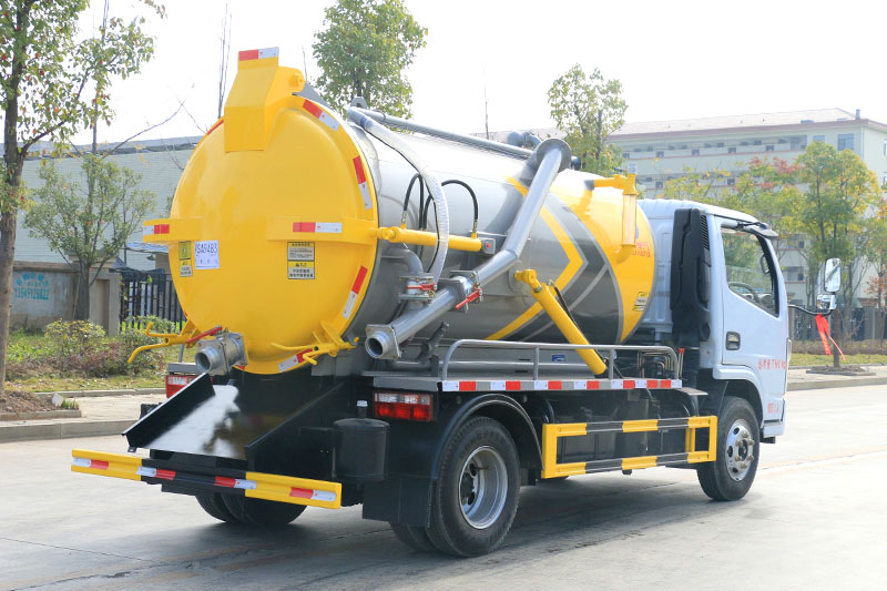 东风小多利卡吸污车（4.5方）