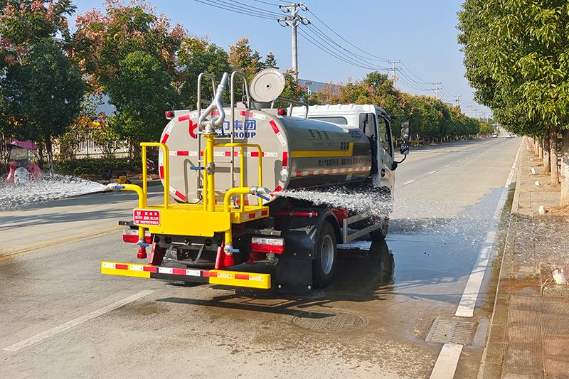 5方东风小多利卡洒水车