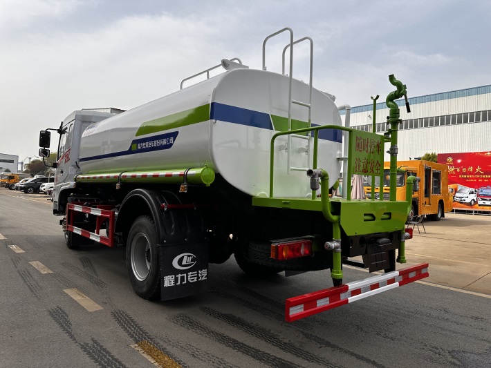 东风专底12吨洒水车