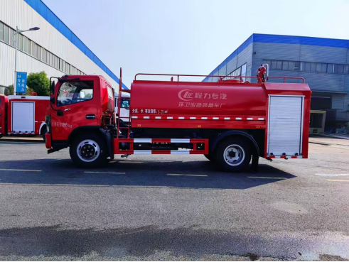 东风大多利卡 7.5 方消防洒水车