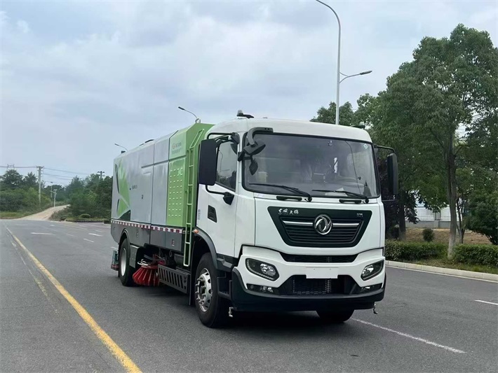 东风天锦电动干湿两用吸尘车