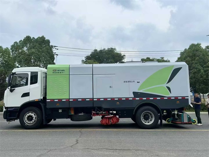 东风天锦电动干湿两用吸尘车