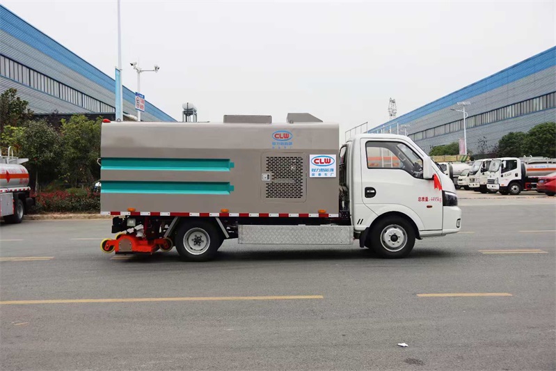 东风华神纯电动小型吸尘车