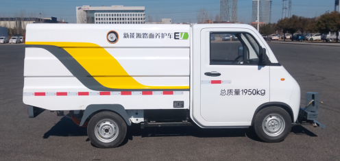 小型纯电动路面养护车