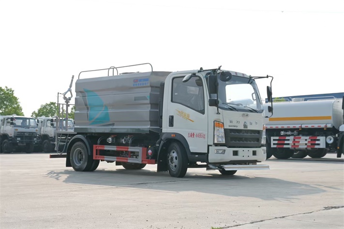 重汽豪沃7方蓝牌洒水车