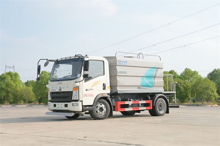 重汽豪沃7方蓝牌洒水车