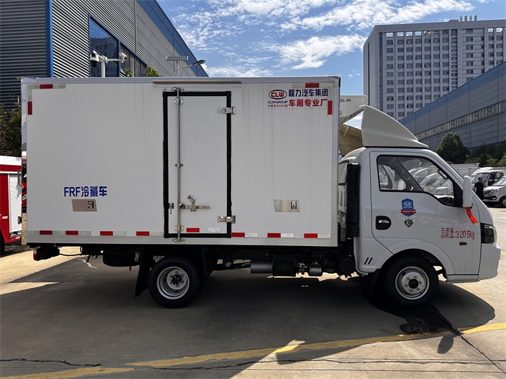 东风途逸3.5米小型冷藏车