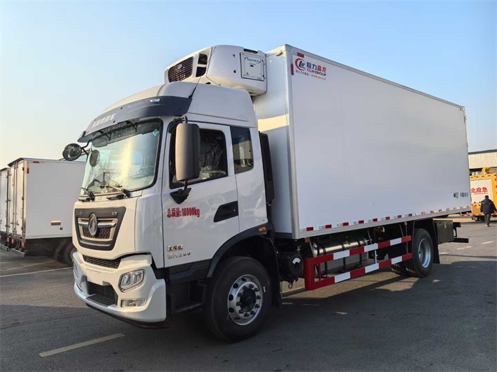 东风天锦6.8米冷藏车