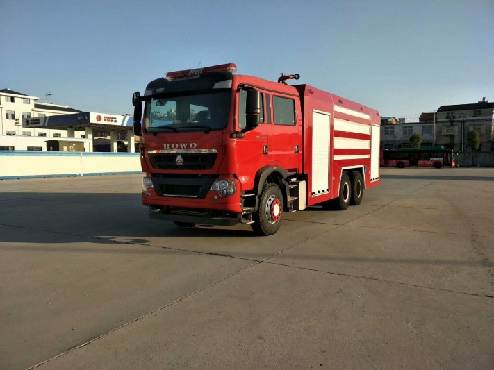 程力威牌6*4后八轮重汽豪沃泡沫消防车