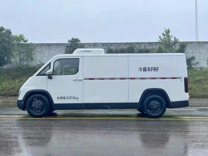 纯电动福田卡文乐福5方面包冷藏车