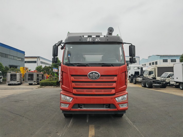 解放小三轴J6L散装饲料运输车