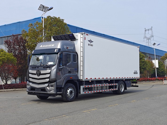 7.8米福田欧曼行星330马力冷藏车