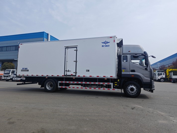 7.8米福田欧曼行星330马力冷藏车