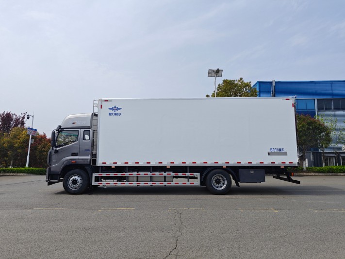 7.8米福田欧曼行星330马力冷藏车