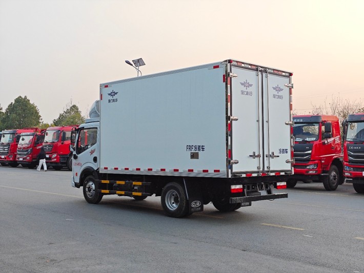 东风凯普特4米2冷藏车（蓝牌不超重）