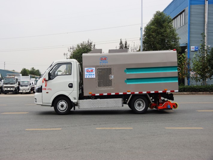 程力威牌4495纯电动东风华神吸尘车