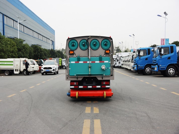程力威牌4495纯电动东风华神吸尘车